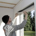 Einbau eines LINIT Rollladenkastendeckels in der Sanierung.