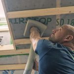 Die Kombidämmung aus PU-Hartschaum und eingeblasener Zellulose ermöglicht einen ökologischen und hoch effizienten Gesamtaufbau.