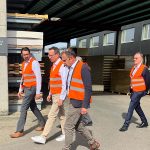 Bundestagsabgeordneter Wolfgang Dahler und Landtagsabgeordneter Thomas Dörflinger beim Unternehmensbesuch der Firma Linzmeier Bauelemente GmbH.