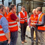 Bundestagsabgeordneter Wolfgang Dahler und Landtagsabgeordneter Thomas Dörflinger beim Unternehmensbesuch der Firma Linzmeier Bauelemente GmbH.