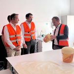 Bundestagsabgeordneter Wolfgang Dahler und Landtagsabgeordneter Thomas Dörflinger beim Unternehmensbesuch der Firma Linzmeier Bauelemente GmbH.